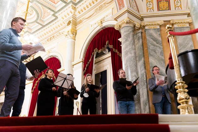 Impfen in der Semperoper Ein sehr besonderes Impfangebot mit musikalischer Umrahmung durch Künstlerinnen und Künstler der Semperoper gab es am Freitag in Dresden. Um die 300 Impfwillige holten sich in der Semperoper ihre Corona-Impfung. Weitere Theater wollen dieses Angebot fortsetzen. Mitarbeiter*innen der Semperoper: Alice Rossi, Mariya Taniguchi, Justyna Olow, Martin-Jan Nijhof, Sebastian Wartig, Joseph Dennis, Simeon Esper, Jobst Schneiderat, Sabine Kittel (Flöte), Bernhard Kury (Flöte), Thomas Eberhard (Fagott), Volker Hanemann (Englischhorn), Johanna Schellenberg (Harfe), Bernd Hartwig, Evelyn Brunner, Marko Junghanß, Petra Leißner (A Cappella) Dresden Sachsen GERMANY