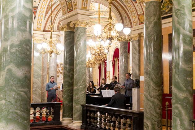 Impfen in der Semperoper Ein sehr besonderes Impfangebot mit musikalischer Umrahmung durch Künstlerinnen und Künstler der Semperoper gab es am Freitag in Dresden. Um die 300 Impfwillige holten sich in der Semperoper ihre Corona-Impfung. Weitere Theater wollen dieses Angebot fortsetzen. Mitarbeiter*innen der Semperoper: Alice Rossi, Mariya Taniguchi, Justyna Olow, Martin-Jan Nijhof, Sebastian Wartig, Joseph Dennis, Simeon Esper, Jobst Schneiderat, Sabine Kittel (Flöte), Bernhard Kury (Flöte), Thomas Eberhard (Fagott), Volker Hanemann (Englischhorn), Johanna Schellenberg (Harfe), Bernd Hartwig, Evelyn Brunner, Marko Junghanß, Petra Leißner (A Cappella) Dresden Sachsen GERMANY
