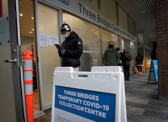 Coronavirus, Eindrücke aus Kanada (211224) -- VANCOUVER, Dec. 24, 2021 -- People line up for COVID-19 tests at a temporary testing site in Vancouver, Canada, Dec. 23, 2021. Canada set a new daily record of 20,699 COVID-19 cases on Thursday, bringing the cumulative total number to 1,945,754 cases with 30,131 deaths, according to CTV. (Photo by Xinhua) CANADA-COVID-19-CASES-RECORD HIGH LiangxSen