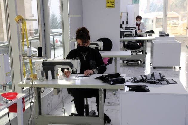 (211224) -- ANKARA, Dec. 24, 2021 -- People work at a mask factory in Ankara, Turkey, on Dec. 24, 2021. Turkey on Friday reported 18,910 new COVID-19 cases, raising its tally of infections to 9,266,516, according to its health ministry. (Photo by Xinhua) TURKEY-ANKARA-MASK FACTORY MustafaxKaya