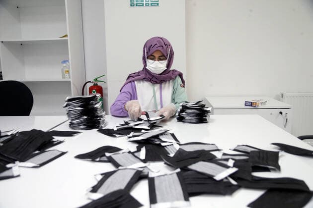 News Bilder des Tages (211224) -- ANKARA, Dec. 24, 2021 -- A woman works at a mask factory in Ankara, Turkey, on Dec. 24, 2021. Turkey on Friday reported 18,910 new COVID-19 cases, raising its tally of infections to 9,266,516, according to its health ministry. (Photo by Xinhua) TURKEY-ANKARA-MASK FACTORY MustafaxKaya