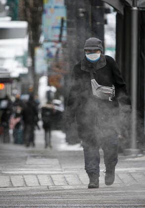(211227) -- VANCOUVER, Dec. 27, 2021 -- A senior wearing a face mask walks on a street in Vancouver, British Columbia, Canada, on Dec. 27, 2021. Canada reported 18,230 new COVID-19 cases Monday noon, elevating the cumulative whole to 2,026,249 cases with 30,172 deaths, according to CTV. (Photo by Xinhua) CANADA-VANCOUVER-COVID-19-CASES-2 MLN LiangxSen