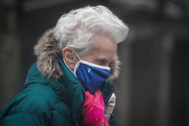 (211227) -- VANCOUVER, Dec. 27, 2021 -- A senior wearing a face mask walks on a street in Vancouver, British Columbia, Canada, on Dec. 27, 2021. Canada reported 18,230 new COVID-19 cases Monday noon, elevating the cumulative whole to 2,026,249 cases with 30,172 deaths, according to CTV. (Photo by Xinhua) CANADA-VANCOUVER-COVID-19-CASES-2 MLN LiangxSen
