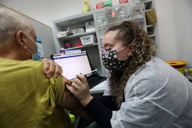 (220103) -- RISHON LEZION, Jan. 3, 2022 -- A man receives his fourth dose of COVID-19 vaccine at a clinic in Rishon Lezion, Israel, on Jan. 3, 2022. Israel on Monday reported 6,570 new COVID-19 cases, bringing the total number of infections in the country to 1,403,821, or nearly 15 percent of the total population, the state s health ministry said. (Photo by Xinhua) ISRAEL-RISHON LEZION-COVID-19-CASES GilxCohenxMagen