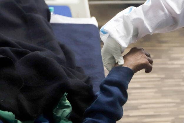 Coronavirus, Eindrücke aus Indien January 4, 2022, New Delhi, New Delhi, INDIA: Health workers in PPE kit attends COVID-19 infected patients at the Commonwealth Games (CWG) Covid care center, on January 04, 2022 in New Delhi, India. Delhi reported 5,481 new cases of COVID-19. Delhi Disaster Management Authority (DDMA) on Tuesday decided to impose a weekend curfew in Delhi. India has reported 37,379 new Covid-19 cases, 124 deaths in 24 hours. New Delhi INDIA - ZUMAp176 20220104_zip_p176_001 Copyright: xVijayxPandeyx