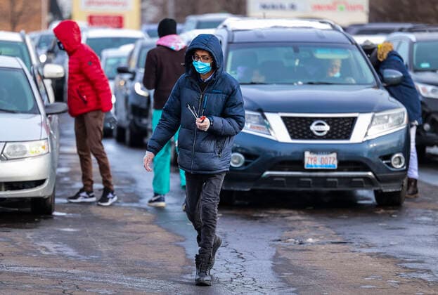 Coronavirus in den USA, Eindrücke aus Illinois (220104) -- ILLINOIS (U.S.), Jan. 4, 2022 -- Medical staff work at a pop-up COVID-19 testing site in Park Ridge, Illinois, the United States, on Jan. 4, 2022. More than 103,000 people are currently hospitalized with COVID-19 in the United States, the first time the total has reached six figures in nearly four months, CNN on Tuesday quoted the latest data from the U.S. Department of Health and Human Services as saying. (Photo by Xinhua) U.S.-ILLINOIS-COVID-19-TESTING JoelxLerner
