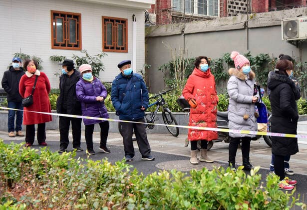 (220107) -- ZHENGZHOU, Jan. 7, 2022 -- People line up for COVID-19 tests at a testing site in Zhengzhou, central China s Henan Province, Jan. 7, 2022. Zhengzhou City, capital of central China s Henan Province, reported 42 new locally transmitted COVID-19 confirmed cases as of 8 a.m. Friday, local authorities said. The confirmed cases, ranging from two to 66 years old, are all scattered in different districts of the city. They have mild symptoms and are in stable condition. ) CHINA-HENAN-ZHENGZHOU-COVID-19-TEST (CN) ZhuxXiang