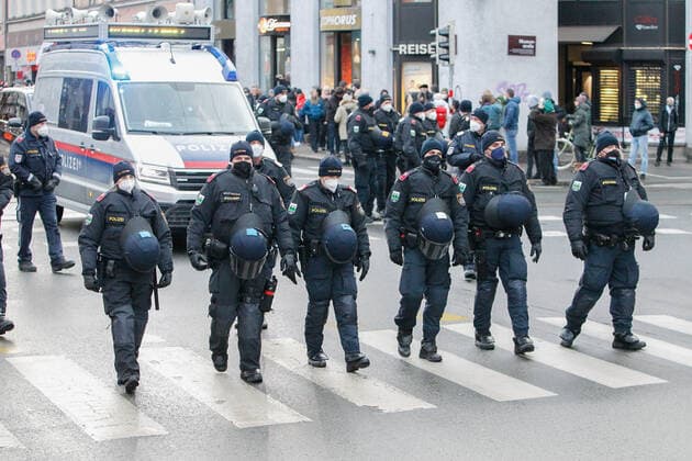 09.01.2022 Demonstration am Landhausplatz und weiter durch die Innenstadt von Innsbruck, Tirol, Österreich Demonstration für die Impffreiheit Demo gegen Corona, Coronavirus, Covid-19 Maßnahmen: Impfpflicht, Impfzwang, Impfen, Lockdown Motto der Demonstration von Team Tirol: Für unsere Freiheit FPÖ und MFG ebenfalls dabei Bild: Polizeieinsatz, Polizei, Blaulichtorganisation, Polizisten im Einsatz