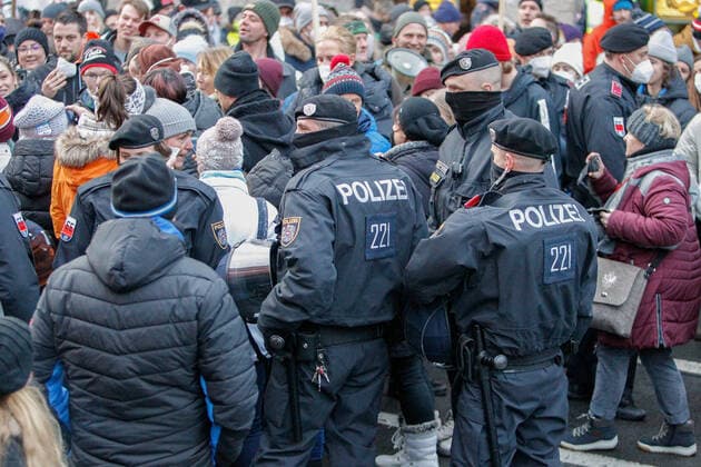 09.01.2022 Demonstration am Landhausplatz und weiter durch die Innenstadt von Innsbruck, Tirol, Österreich Demonstration für die Impffreiheit Demo gegen Corona, Coronavirus, Covid-19 Maßnahmen: Impfpflicht, Impfzwang, Impfen, Lockdown Motto der Demonstration von Team Tirol: Für unsere Freiheit FPÖ und MFG ebenfalls dabei Bild: Polizeieinsatz, Polizei, Blaulichtorganisation, Polizisten im Einsatz