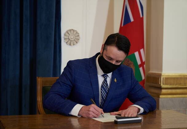 January 18, 2022, Winnipeg, MB, CANADA: Andrew Smith, Minister of Sport, Culture and Heritage, Minister Responsible for Manitoba Centennial Centre Corporation and Minister Responsible for Travel Manitoba is sworn in at the Manitoba Legislative Building in Winnipeg, Manitoba, Tuesday January 18, 2022. Winnipeg CANADA - ZUMAc35_ 20220118_zaf_c35_055 Copyright: xDavidxLipnowskix