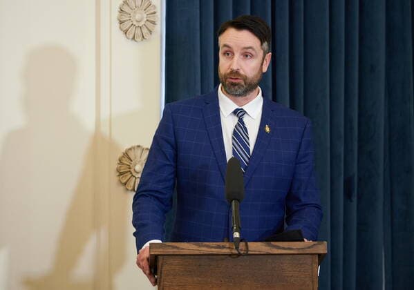 January 18, 2022, Winnipeg, MB, CANADA: Andrew Smith, Minister of Sport, Culture and Heritage, Minister Responsible for Manitoba Centennial Centre Corporation and Minister Responsible for Travel Manitoba is sworn in at the Manitoba Legislative Building in Winnipeg, Manitoba, Tuesday January 18, 2022. Winnipeg CANADA - ZUMAc35_ 20220118_zaf_c35_059 Copyright: xDavidxLipnowskix