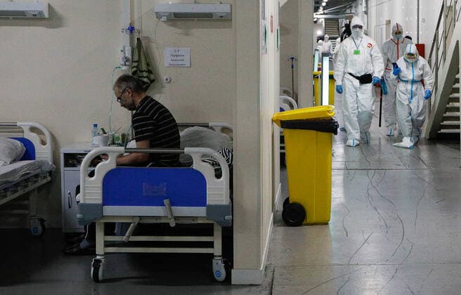 Coronavirus in Russland, Eindrücke aus temporärem Krankenhaus in St. Petersburg ST PETERSBURG, RUSSIA — JANUARY 20, 2022: A patient sits on his bed in the red zone of a field hospital for COVID-19 patients at the LenExpo Exhibition Centre. Since the start of the pandemic, St Petersburg has confirmed more than 897,800 cases of COVID-19. Since 15 January 2022, the number of new confirmed cases has been increasing in St Petersburg by more than 3,000 daily. On 20 January, St Petersburg reported a record high of more than 4,700 new coronavirus cases. With the advance of the omicron strain of coronavirus, the city’s health system has been put on high alert. Valentin Yegorshin TASS TS11FD95