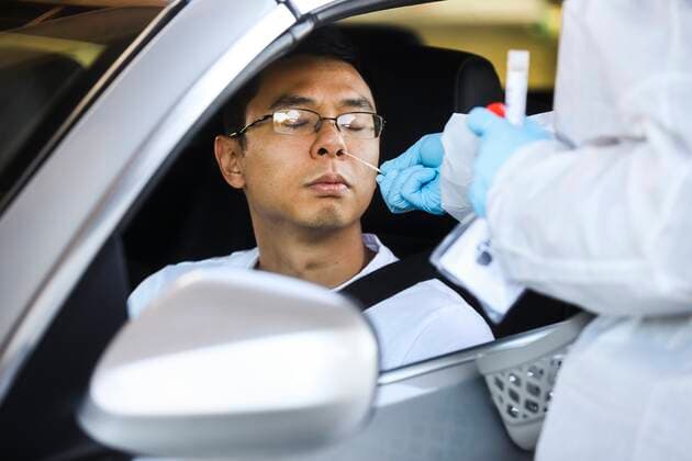 Coronavirus in den USA, Teststelle am Stadion in St. Petersburg, Florida January 20, 2022, St. Petersburg, Florida, USA: Guy Panmunin, 32, from Fort Lauderdale, is tested for COVID-19 at the drive-thru testing site in the parking lot at Tropicana Field, 1 Tropicana Dr., on Thursday, Jan. 20, 2022 in St. Petersburg. Panmunin was getting tested before seeing his family in St. Petersburg, he said. The site is open seven days a week from 8 a.m. to 5 p.m. at 1 Tropicana Drive, near First Avenue S and 16th Street S. The site entrance is located off 16th Street S. Drivers should use Third Avenue S to get there. St. Petersburg USA - ZUMAs70_ 20220120_zan_s70_024 Copyright: xDirkxShaddx