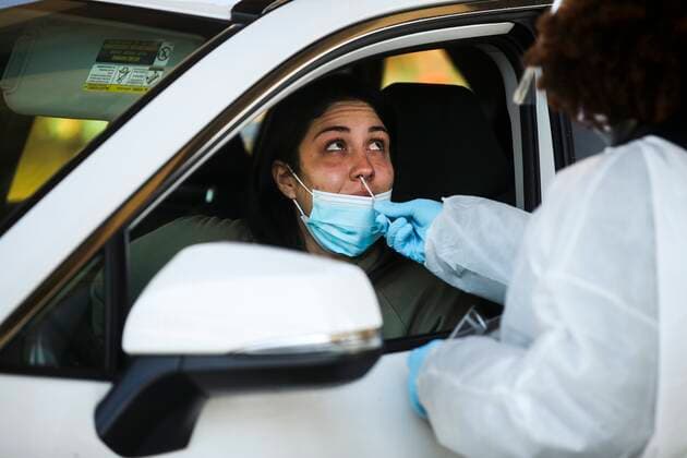 Coronavirus in den USA, Teststelle am Stadion in St. Petersburg, Florida January 20, 2022, St. Petersburg, Florida, USA: Kira Gentner, 26, from St. Petersburg, is tested for COVID-19 at the drive-thru testing site in the parking lot at Tropicana Field, 1 Tropicana Dr., on Thursday, Jan. 20, 2022 in St. Petersburg. The site is open seven days a week from 8 a.m. to 5 p.m. at 1 Tropicana Drive, near First Avenue S and 16th Street S. The site entrance is located off 16th Street S. Drivers should use Third Avenue S to get there. St. Petersburg USA - ZUMAs70_ 20220120_zan_s70_029 Copyright: xDirkxShaddx