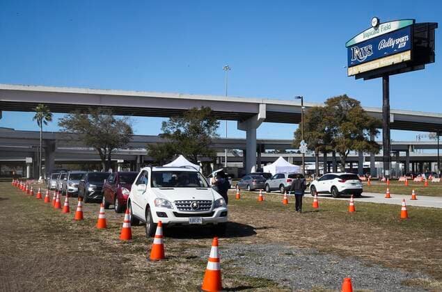 Coronavirus in den USA, Teststelle am Stadion in St. Petersburg, Florida January 20, 2022, St. Petersburg, Florida, USA: Cars line up for the drive-thru COVID-19 testing in the parking lot at Tropicana Field, 1 Tropicana Dr., on Thursday, Jan. 20, 2022 in St. Petersburg. The site is open seven days a week from 8 a.m. to 5 p.m. at 1 Tropicana Drive, near First Avenue S and 16th Street S. The site entrance is located off 16th Street S. Drivers should use Third Avenue S to get there. St. Petersburg USA - ZUMAs70_ 20220120_zan_s70_035 Copyright: xDirkxShaddx