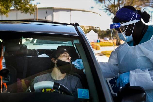 Coronavirus in den USA, Teststelle am Stadion in St. Petersburg, Florida January 20, 2022, St. Petersburg, Florida, USA: Nick Loverde, 267 from St. Petersburg, is tested for COVID-19 at the drive-thru testing site in the parking lot at Tropicana Field, 1 Tropicana Dr., on Thursday, Jan. 20, 2022 in St. Petersburg. The site is open seven days a week from 8 a.m. to 5 p.m. at 1 Tropicana Drive, near First Avenue S and 16th Street S. The site entrance is located off 16th Street S. Drivers should use Third Avenue S to get there. St. Petersburg USA - ZUMAs70_ 20220120_zan_s70_041 Copyright: xDirkxShaddx