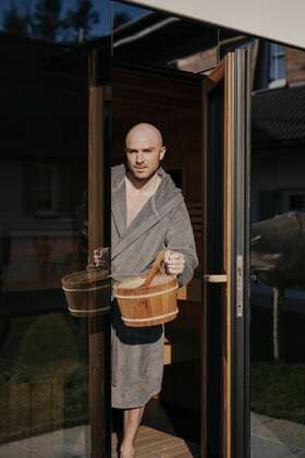 Mann mit Aufgussbottich in Sauna Copyright: imageBROKER/MichaelaxBegsteiger ibxbeg07325213
