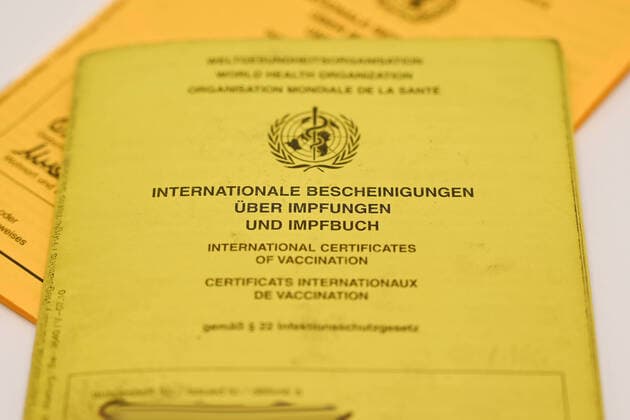 Coronavirus, Impfpflicht Symbolbilder Stock- und Symbolbilder I 20.01.2022 Gesundheitszeugnis zum Nachweis von Impfungen: Impfpass, Internationale Bescheinigung über Impfungen und Impfbuch, Impfbescheinigung, Comirnaty, Moderna, Biontech, Johnson&Johnson, 2G, 2G+, 3G, 3G+ Hamburg Neugraben Hamburg Deutschland Copyright: xLobeca FelixxSchlikisx
