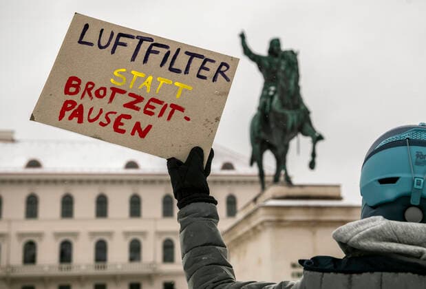 Kundgebung Leise wird sichtbar, bundesweiter Aktionstag u.a. von Eltern, fordern ein sofortiges Aussetzen der Präsenzpflicht an Schulen, gegen Durchseuchung der Kinder, München, 22. Januar 2022 DEU, Deutschland, München, 22.01.2022, Kundgebung Leise wird sichtbar, bundesweiter Aktionstag u.a. von Eltern, fordern ein sofortiges Aussetzen der Präsenzpflicht an Schulen, Prävention statt Infektion, effektiven Infektionsschutz in allen Bildungseinrichtungen, Gesundheitsschutz, ca. 40 DemonstrantInnen haben sich auf auf dem Wittelsbacherplatz versammelt, im Hintergrund das Reiterstandbild von Kurfürst Maximilian I., Demonstrierende coronakonform mit Maske und Abstand, friedlich, nachmittags ab 14 Uhr, Omikronwelle, Bayern, Januar 20
