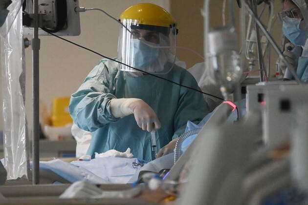 Coronavirus in Italien, Eindrücke aus Krankenhaus in Bologna (220125) -- BOLOGNA (ITALY), Jan. 25, 2022 -- A medical staff member works in a COVID-19 intensive care unit at a hospital in Bologna, Italy, on Jan. 25, 2022. On Tuesday, Italy reported 186,740 new COVID-19 cases in the last 24 hours, bringing the total number of confirmed COVID-19 cases to 10,212,621, according to the latest data from the Ministry of Health. (Photo by Xinhua) ITALY-BOLOGNA-COVID-19-CASES GiannixSchicchi