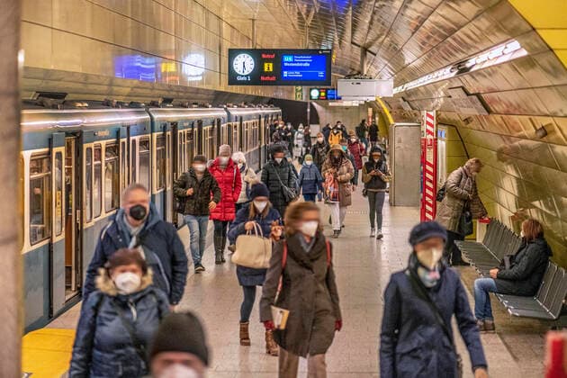 Münchener U-Bahn, Januar 2022 DEU, Deutschland, München, Januar 2022, Münchener U-Bahn, Fahrgäste mit FFP2-Masken, U-Bahnhof Karlsplatz Stachus, Öffentlicher Nahverkehr, Pandemie, Maskenpflicht, Januar, 2022, Bayern, bayerisch, Oberbayern,