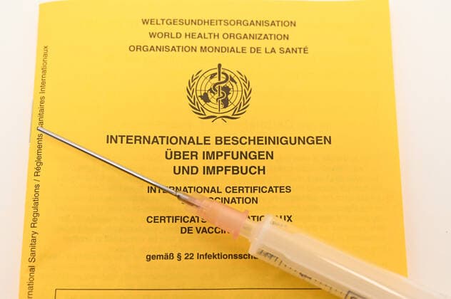 Stock- und Symbolbilder I 04.02.2022 Gesundheitszeugnis zum Nachweis von Impfungen: Impfpass, Internationale Bescheinigung über Impfungen und Impfbuch, Impfbescheinigung, Comirnaty, Moderna, Biontech, Johnson&Johnson, 2G, 2G+, 3G, 3G+ Hamburg Neugraben Hamburg Deutschland Copyright: xLobeca FelixxSchlikisx