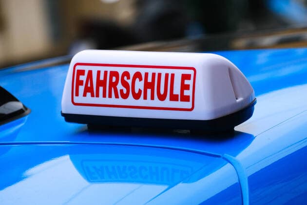 Düsseldorf 08.02.2022 Fahrschule Schriftzug Führerschein Führerscheinentzug Punkte Punkteabbau Fahrlehrer Fahrschüler Führerscheintest Führerscheinprüfung Düsseldorf Nordrhein-Westfalen Deutschland