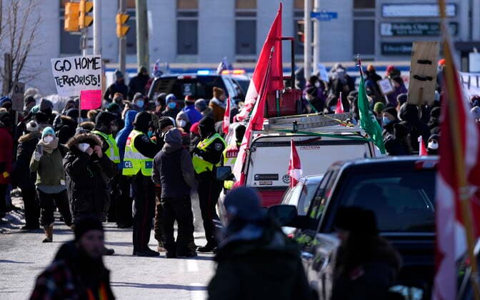 February 13, 2022, Ottawa, ON, CAN: Police work as local residents participate in a counter protest, preventing vehicles from driving in a convoy en route to Parliament Hill, on the 17th day of a protest against COVID-19 measures that has grown into a broader anti-government protest, in Ottawa, Sunday, Feb. 13, 2022. Ottawa CAN - ZUMAc35_ 20220213_zaf_c35_078 Copyright: xJustinxTangx