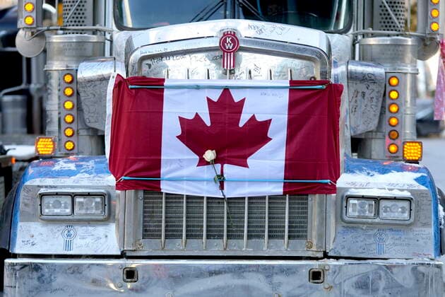 News Bilder des Tages February 14, 2022, Ottawa, ON, CAN: A white rose is secured under a bungee cord strapping a Canadian flag to the hood of a semi-trailer truck, on the 18th day of a protest against COVID-19 measures that has grown into a broader anti-government protest, in Ottawa, on ValentineöÄÃ s Day, Monday, Feb. 14, 2022. Ottawa CAN - ZUMAc35_ 20220214_zaf_c35_176 Copyright: xJustinxTangx