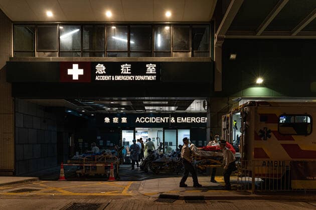 Hong Kong s COVID-19 Infections Soar On February 16, 2022, in the temporary shelter outside the Caritas Medical Center in Hong Kong, China, a patient lies in a hospital bed waiting for medical treatment. The temperature drops at night, and medical staff take the patient out of the ambulance. The Food and Health Bureau confirmed a new record of 4,285 infections, while 7,000 people initially tested positive, a near-record high. At least 12,000 infected people are waiting to be admitted to hospitals as COVID-19 cases overwhelm the public health system. Hong Kong China Copyright: xLeungxManxHeix originalFilename: manhei-notitle220216_npKhO.jpg