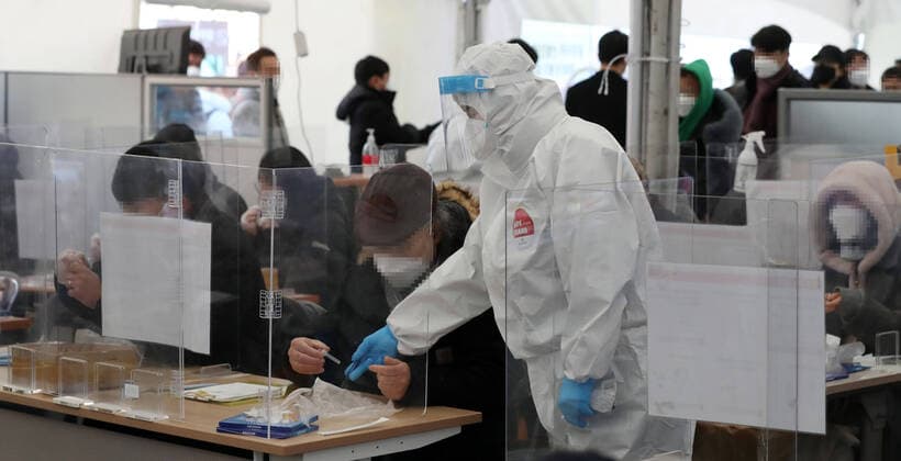 (220218) -- SEOUL, Feb. 18, 2022 -- People take COVID-19 self-test at a makeshift testing site in Seoul, South Korea, Feb. 18, 2022. South Korea s daily number of COVID-19 cases hit a record high amid the spread of the Omicron variant, the health authorities said Friday. According to the Korea Disease Control and Prevention Agency (KDCA), the country reported 109,831 more cases of COVID-19 for the past 24 hours, raising the total number of infections to 1,755,806. ( Handout via Xinhua) SOUTH KOREA-SEOUL-COVID-19-CASES NEWSIS
