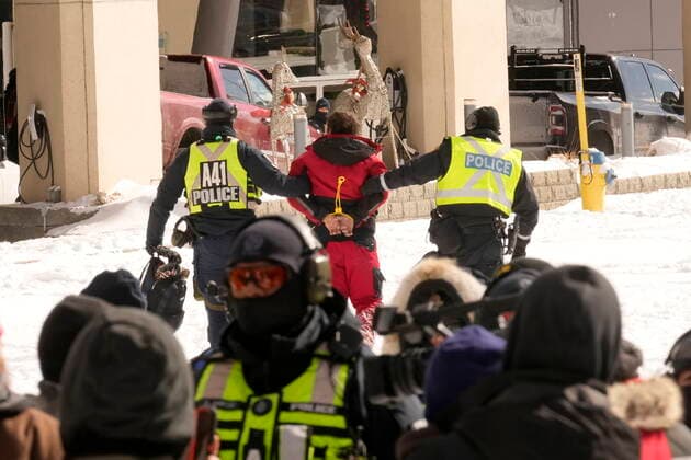 Kanada, Protest gegen Corona-Maßnahmen in Ottawa - Polizei beginnt mit Räumung von LKW-Blockade February 18, 2022, Ottawa, ON, CANADA: Police make an arrest as they work to bring a protest, which started in opposition to mandatory COVID-19 vaccine mandates and grew into a broader anti-government demonstration and occupation, to an end, in Ottawa, Friday, Feb. 18, 2022. Ottawa CANADA - ZUMAc35_ 20220218_zaf_c35_117 Copyright: xAdrianxWyldx