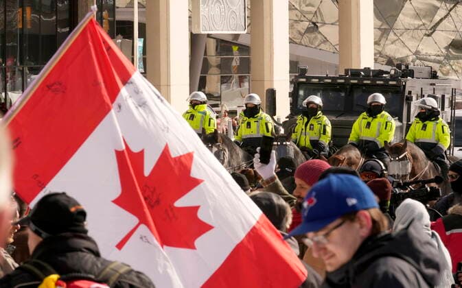 Kanada, Protest gegen Corona-Maßnahmen in Ottawa - Polizei beginnt mit Räumung von LKW-Blockade February 18, 2022, Ottawa, ON, CANADA: Mounted units form a line as police work to bring a protest, which started in opposition to mandatory COVID-19 vaccine mandates and grew into a broader anti-government demonstration and occupation, to an end, in Ottawa, Friday, Feb. 18, 2022. Ottawa CANADA - ZUMAc35_ 20220218_zaf_c35_118 Copyright: xAdrianxWyldx
