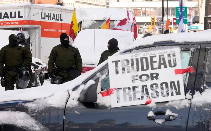 Kanada, Protest gegen Corona-Maßnahmen in Ottawa - Polizei beginnt mit Räumung von LKW-Blockade February 18, 2022, Ottawa, ON, CANADA: Police hold a line as they work to bring a protest, which started in opposition to mandatory COVID-19 vaccine mandates and grew into a broader anti-government demonstration and occupation, to an end, in Ottawa, Friday, Feb. 18, 2022. Ottawa CANADA - ZUMAc35_ 20220218_zaf_c35_119 Copyright: xAdrianxWyldx