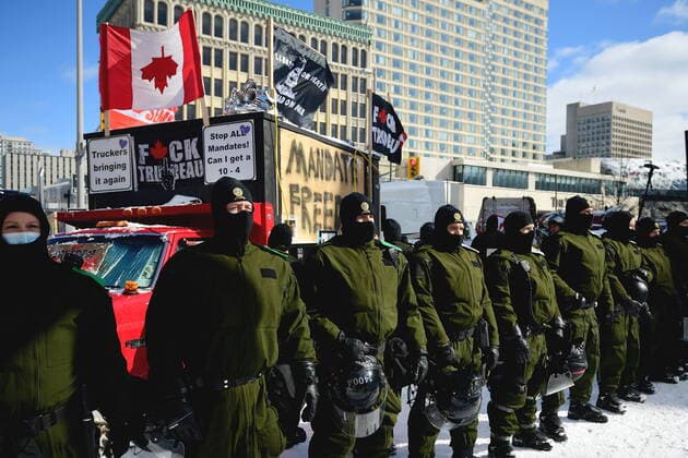 Kanada, Protest gegen Corona-Maßnahmen in Ottawa - Polizei beginnt mit Räumung von LKW-Blockade February 18, 2022, Ottawa, ON, CANADA: Quebec Provincial Police hold a line as they work to bring a protest, which started in opposition to mandatory COVID-19 vaccine mandates and grew into a broader anti-government demonstration and occupation, to an end, in Ottawa, Friday, Feb. 18, 2022. Ottawa CANADA - ZUMAc35_ 20220218_zaf_c35_126 Copyright: xJustinxTangx