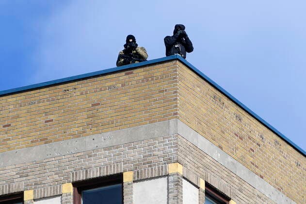 Kanada, Protest gegen Corona-Maßnahmen in Ottawa - Polizei beginnt mit Räumung von LKW-Blockade February 18, 2022, Ottawa, ON, CANADA: Police observe from a strategic high point as they work to bring a protest, which started in opposition to mandatory COVID-19 vaccine mandates and grew into a broader anti-government demonstration and occupation, to an end, in Ottawa, Friday, Feb. 18, 2022. Ottawa CANADA - ZUMAc35_ 20220218_zaf_c35_127 Copyright: xJustinxTangx