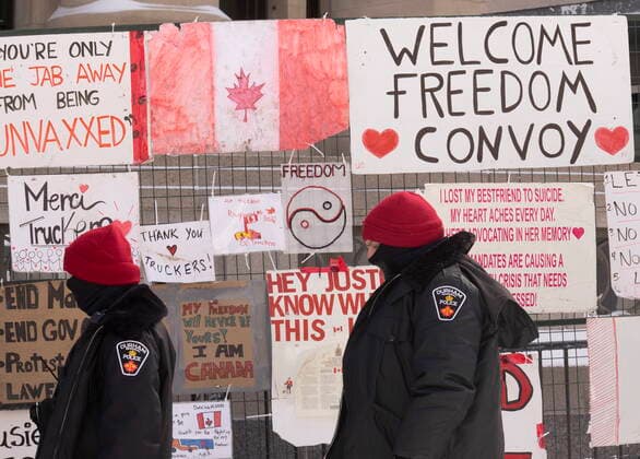 Kanada, Protest gegen Corona-Maßnahmen in Ottawa - Polizei beginnt mit Räumung von LKW-Blockade February 18, 2022, Ottawa, ON, Canada: Police move into position as they take action to end a protest, which started in opposition to mandatory COVID-19 vaccine mandates and grew into a broader anti-government demonstration and occupation, in Ottawa, Friday, Feb. 18, 2022. Ottawa Canada - ZUMAc35_ 20220218_zaf_c35_136 Copyright: xAdrianxWyldx