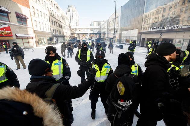 Kanada, Protest gegen Corona-Maßnahmen in Ottawa - Polizei beginnt mit Räumung von LKW-Blockade February 18, 2022, OTTAWA, ON, CANADA: Protestors and police officers interact, as authorities move to end a protest against COVID-19 measures that has grown into a broader anti-government protest and occupation, in Ottawa, Friday, Feb. 18, 2022. OTTAWA CANADA - ZUMAc35_ 20220218_zaf_c35_140 Copyright: xColexBurstonx