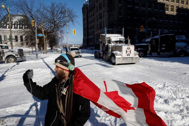 Kanada, Protest gegen Corona-Maßnahmen in Ottawa - Polizei beginnt mit Räumung von LKW-Blockade February 18, 2022, OTTAWA, ON, CANADA: A man speaks on a live-stream as trucker Peter MPenner of Manitoba pulls his semi-truck out of position for the drive back to Manitoba,, as authorities move to end a protest against COVID-19 measures that has grown into a broader anti-government protest and occupation, in Ottawa, Friday, Feb. 18, 2022. OTTAWA CANADA - ZUMAc35_ 20220218_zaf_c35_143 Copyright: xColexBurstonx