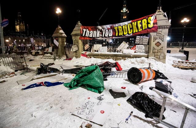 News Bilder des Tages February 19, 2022, Ottawa, ON, Canada: Debris lays on the ground in front of Parliament Hill™s gates after police took action to clear the street of trucks and protesters to end a protest, which started in opposition to mandatory COVID-19 vaccine mandates and grew into a broader anti-government demonstration and occupation, on its 23rd day, in Ottawa, Saturday, Feb. 19, 2022. Ottawa Canada - ZUMAc35_ 20220219_zaf_c35_235 Copyright: xJustinxTangx