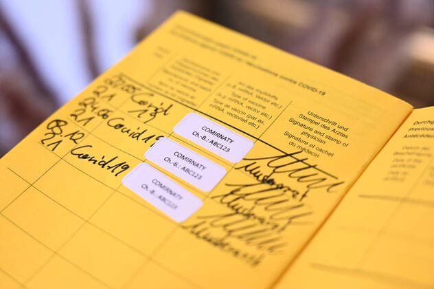 Stock- und Symbolbilder I 22.02.2022 Gesundheitszeugnis zum Nachweis von Impfungen: Impfpass, Internationale Bescheinigung über Impfungen und Impfbuch, Impfbescheinigung, Comirnaty, Moderna, Biontech, Johnson&Johnson, 2G, 2G+, 3G, 3G+ Hamburg Neugraben Hamburg Deutschland Copyright: xLobeca FelixxSchlikisx