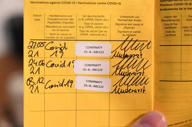 Stock- und Symbolbilder I 22.02.2022 Gesundheitszeugnis zum Nachweis von Impfungen: Impfpass, Internationale Bescheinigung über Impfungen und Impfbuch, Impfbescheinigung, Comirnaty, Moderna, Biontech, Johnson&Johnson, 2G, 2G+, 3G, 3G+ Hamburg Neugraben Hamburg Deutschland Copyright: xLobeca FelixxSchlikisx