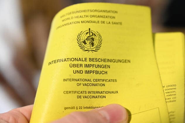 Stock- und Symbolbilder I 22.02.2022 Gesundheitszeugnis zum Nachweis von Impfungen: Impfpass, Internationale Bescheinigung über Impfungen und Impfbuch, Impfbescheinigung, Comirnaty, Moderna, Biontech, Johnson&Johnson, 2G, 2G+, 3G, 3G+ Hamburg Neugraben Hamburg Deutschland Copyright: xLobeca FelixxSchlikisx