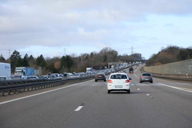 Stau in einer Baustelle, dreispuriger Ausbau der Autobahn A8 bei Pforzheim zwischen Karlsruhe und Stuttgart, Baden-Württemberg, Deutschland
