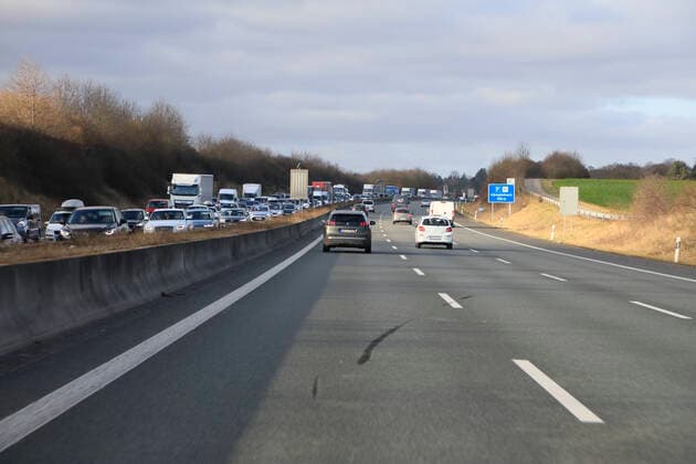 Stau in einer Baustelle, dreispuriger Ausbau der Autobahn A8 bei Pforzheim zwischen Karlsruhe und Stuttgart, Baden-Württemberg, Deutschland