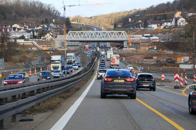 Stau in einer Baustelle, dreispuriger Ausbau der Autobahn A8 bei Pforzheim zwischen Karlsruhe und Stuttgart, Baden-Württemberg, Deutschland