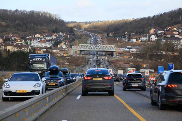 Stau in einer Baustelle, dreispuriger Ausbau der Autobahn A8 bei Pforzheim zwischen Karlsruhe und Stuttgart, Baden-Württemberg, Deutschland