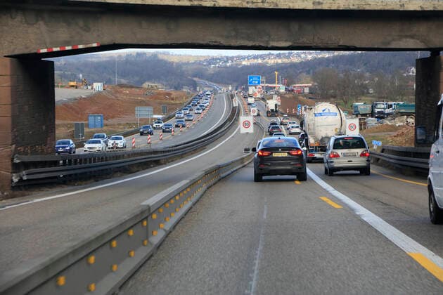Stau in einer Baustelle, dreispuriger Ausbau der Autobahn A8 bei Pforzheim zwischen Karlsruhe und Stuttgart, Baden-Württemberg, Deutschland