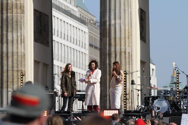 Germany: Peace Concert at the Brandenburg Gate Many well-known artists are taking a stand against Russia s attack on Ukraine. According to a police spokesman, around 15,000 people are at the Sound of Peace solidarity rally at the Brandenburg Gate. Berlin Berlin Mitte Germany Copyright: SimonexKuhlmey