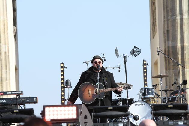 Germany: Peace Concert at the Brandenburg Gate Many well-known artists are taking a stand against Russia s attack on Ukraine. According to a police spokesman, around 15,000 people are at the Sound of Peace solidarity rally at the Brandenburg Gate. Berlin Berlin Mitte Germany Copyright: SimonexKuhlmey